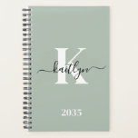 Agenda Monograma de Script Verde do Moderno Sage<br><div class="desc">Este simples e elegante planejador maleável verde 5.5 x 8.5 com seu primeiro nome em uma letra de script de tendência em preto e seu primeiro início em uma fonte moderna de boné em branco é perfeito para você. É na moda e moda e, no entanto, muito clássico. Isso facilitará...</div>