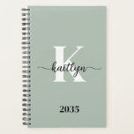 Agenda Monograma de Script Verde Sage<br><div class="desc">Este simples e elegante planejador maleável verde 5.5 x 8.5 com seu primeiro nome em uma letra de script de tendência em preto e seu primeiro início em uma fonte moderna de boné em branco é perfeito para você. É na moda e moda e, no entanto, muito clássico. Isso facilitará...</div>
