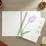 Agenda Monograma de Tulipas de Lavanda Mínima Moderna<br><div class="desc">Apresentando nosso planejador moderno e elegante, onde a simplicidade e a beleza de uma tulipa de lavanda pálida pálida de cor d'água púrpura ocupam o palco central. Contra um fundo primitivo, essa design capta a essência da elegância pura e subestimada. Adicione um nome e iniciais para um toque pessoal. Criado...</div>