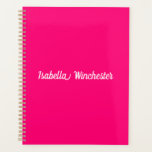 Agenda Monograma do ano com nome personalizado rosa-quent<br><div class="desc">Elegante rosa quente moderno,  fúcsia,  texto de nome personalizado magenta,  ano,  número,  iniciais,  planador personalizado simples e minimalista monograma. Texto branco personalizado sobre fundo sólido rosado poeirento de cor clara.</div>