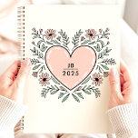 Agenda Monograma do Coração Floral 2025<br><div class="desc">Envolva o amor e a organização com este charmoso planejador com um design floral em forma de coração. Personalize-o com o seu monograma para um toque único e sincero. Este planejador é perfeito para acompanhar os compromissos, as tarefas e todas as suas datas importantes ao longo de 2025. Com sua...</div>