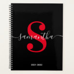 Agenda Monograma do Estilo Moderno Vermelho Negro e Verme<br><div class="desc">Um monograma personalizado em uma caligrafia moderna de estilo branco, emparelhado com uma brilhante e elegante fonte moderna. Aumente ou diminua o tamanho da fonte conforme necessário para o seu monograma. Personalize a cor de fundo preto sólido minimalista. Mantenha o formato de data do ano escolar ou mude para atender...</div>