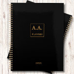 Agenda Monograma do logotipo comercial preto e Dourado<br><div class="desc">Logotipo comercial preto e Dourado Monograma Planejador Elegante, legal, glamouroso e unisexo em na moda preto com letras douradas elegantes. Personalize e adicione suas iniciais. Adicione seu logotipo ou imagem personalizada. O nome é escrito com um moderno estilo escrito à mão. Perfeito para todos os empresários, proprietários de pequenas empresas,...</div>