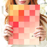 Agenda Monograma do Quadro de Verificação Rosa Gradiente<br><div class="desc">Este design vibrante apresenta um padrão de tabuleiro gradiente ousado em tons de rosa e pêssego incríveis. O monograma personalizável acrescenta um toque pessoal e moderno, fazer perfeito para estudantes, profissionais ou qualquer pessoa que ame designs de tendências e artísticas. Ideal para organizar tarefas diárias, rastrear metas ou combinar ideias...</div>