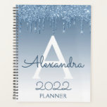Agenda Monograma do Sparkle 2022 Blue Glitter Drips<br><div class="desc">O 2022 Blue Sparkle Glitter Drips Monogramo Name e Inicial Spiral Notebook Planner. Isto faz o doce e perfeito aniversário de 16 anos,  casamento,  chá de panela,  aniversário,  chá de fraldas ou festa de solteira presente para alguém que ama luxo de luxo e estilos quíticos.</div>