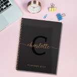 Agenda Monograma Dourado Negro Nome Inicial Minimalista 2<br><div class="desc">Apresentando o nosso Planeador Minimalista de Monograma Dourado Negro, Nome Inicial Minimalista 2024 - uma mistura harmoniosa de elegância moderna e design funcional. Criado para aqueles que apreciam a sofisticação, este planejador ostenta um cobrir preto elegante, enfeitado com um monograma meticulosamente escrito à mão, personalizado com suas iniciais. A interação...</div>