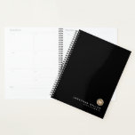 Agenda Monograma Dourado preto mínimo<br><div class="desc">Texto Clássico de Texto Clássico com Nome de Planejador Dourado Mínimo Preto Monograma Data do Nome do Planejador Preto Monograma. Design simples e moderno minimalista que você pode personalizar com seu monograma,  nome e data,  ou texto de sua escolha em letras clássicas de tipografia.</div>