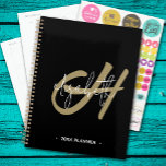 Agenda Monograma Dourado Preto Semanal Mensal Inicial<br><div class="desc">Este planificador encapotado em espiral apresenta uma inicial de monograma de ouro e seu primeiro nome em branco sobre fundo preto. Escolha SOFT ou COBRIR de DURO e a cor da sua coluna espiral. Inclui espaço de planejamento mensal e semanal, 60 páginas e 12 meses. Divertido para si mesmo ou...</div>