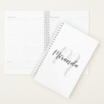Agenda Monograma e Nome Personalizados de Script Moderno<br><div class="desc">Monograma Personalizado e Presente de Nome com nome personalizado no estilo de fonte do script moderno da cinza e monograma no estilo de fonte do script moderno da cinza clara como fundo em fundo branco. Perfeito como presente e presente de ano novo para qualquer ocasião especial.</div>