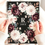 Agenda Monograma Floral Moody Escuro sofisticado<br><div class="desc">Este elegante design apresenta uma sofisticada coroa floral com florais ricos em tons de burgundy, blush e creme, acentuados com verde macio e bagas. O fundo negro escuro melhora a beleza eterno do arranjo, enquanto o monograma personalizável e o ano adicionam um toque pessoal. Perfeito para profissionais, estudantes ou qualquer...</div>