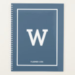 Agenda Monograma Inicial Azul Simples Dusty Mensal<br><div class="desc">Um simples design com cor azul empoeirada de fundo e seu monograma inicial personalizado posicionado no centro. Um belo design minimalista ideal para qualquer um. Presente de aniversário ideal, decoração de festas, decoração caseira, papelaria, presente de Natal ou presente para qualquer outra ocasião especial. Visite nosso compro para ver nossa...</div>