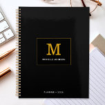 Agenda Monograma Minimalista Elegante Texto Preto Dourado<br><div class="desc">Personalize o texto e crie facilmente o planejador personalizado. Clique em EDIT DESIGN para alterar a cor de fundo ou a cor do texto. Você pode TRANSFERIR este DESIGN para outros produtos do Zazzle e ajustá-lo ao ajustado da maioria dos itens do Zazzle. Os designs Standard Studio são feitos em...</div>
