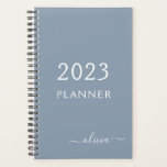 Agenda Monograma Moderno Minimalista Dusty Blue Elegante<br><div class="desc">Apresentando nossa Coleção Elegante de Monograma Moderno Minimalista e Dusty: Eleve seu estilo com sofisticação e charme de eterno subestimados. Nossa coleção apresenta designs minimalistas em uma matiz azul suja, aperfeiçoada com monogramas elegantes adaptados ao seu gosto pessoal. De papelaria refinada a acessórios versáteis, cada peça da nossa coleção é...</div>