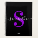 Agenda Monograma Moderno Preto Branco e Violeta<br><div class="desc">Um monograma personalizado em um estilo moderno e atual de caligrafia branca combinado com uma fonte moderna e elegante roxa violeta brilhante. Aumente ou diminua o tamanho da fonte conforme necessário para o seu monograma. Personalize a cor de fundo preto sólido minimalista. Mantenha o formato de data do ano letivo...</div>