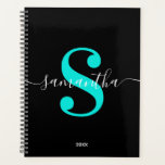 Agenda Monograma Moderno Turquesa Brilhante Preto e Branc<br><div class="desc">Edite o texto do título para uma AGENDA de 2027. Um monograma em um estilo moderno e moderno de caligrafia trendy branco combinado com uma fonte moderna turquesa brilhante. Aumente ou diminua o tamanho da fonte conforme necessário para o seu monograma. Personalize a cor de fundo preto sólido minimalista. Mantenha...</div>