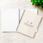 Agenda Monograma neutro profissional inicial<br><div class="desc">Mantenha-se organizado em estilo com este planejador inicial de notebook monograma profissional. Com um design limpo e minimalista e um monograma ousado no cobrir, este notebook é perfeito para profissionais, estudantes ou qualquer pessoa que valorize artigos de papelaria personalizados. Suas páginas de alta qualidade são ideais para juntar notas, ideias...</div>