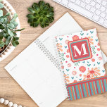 Agenda Monograma Padrão Floral Bonito Rosa Inicial<br><div class="desc">Bonito Floral Pink Stripe Planner - Este divertido e inspirador planejador feminino é perfeito para qualquer pessoa que queira se organizar com as atividades diárias da vida, reuniões etc. Uma ideia de presente de excelente para qualquer um, de crianças a adultos. Adicione uma inicial à frente e nomeie na parte...</div>