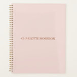 Agenda Monograma personalizado de nome preto-rosa-rosado<br><div class="desc">Nome personalizado elegante monograma branco cor-de-rosa-claro e simples planejador personalizado. Na moda minimalista,  simples,  moderno,  chic. Texto serif personalizável com rosa poeirento em fundo de cor simples rosa-claro e roxo. Excelente para a escola,  escritório ou uso pessoal.</div>