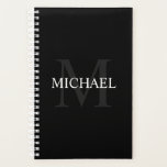 Agenda Monograma Personalizado e Nome Preto<br><div class="desc">Monograma personalizado e Giftfeatures de nome personalizado em branco e monograma na cinza como fundo,  no estilo clássico de fonte serif,  em fundo preto.

Perfeito como presente de feriado,  presente de dia de os pais para pai e presente para qualquer ocasião especial.</div>