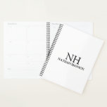 Agenda Monograma preto e branco simples moderno<br><div class="desc">Planejador de negócios moderno,  com um design preto e branco simples e mínimo com seu monograma em uma fonte em negrito,  junto com seu nome na frente. As costas têm as suas informações de contato.</div>