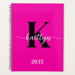 Agenda Monograma Preto Rosa Quente<br><div class="desc">Este planejador flexível simples, elegante, cor-de-rosa 8.5 x 11, com seu primeiro nome em uma letra de script de tendência em branco e seu primeiro início em uma fonte moderna de boné em preto é perfeito para você. É na moda e moda e, no entanto, muito clássico. Isso facilitará a...</div>