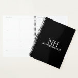 Agenda Monograma preto simples moderno<br><div class="desc">Planejador de negócios moderno com um design preto simples e mínimo com seu monograma em uma fonte em negrito junto com seu nome na frente. As costas têm as suas informações de contato.</div>
