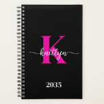 Agenda Monograma Rosa Preto<br><div class="desc">Este planejador flexível preto simples, elegante, 5.5 x 8.5 com o seu primeiro nome numa letra de texto de tendência em branco e o seu primeiro início numa letra moderna de boné em rosa quente é perfeito para si. É na moda e moda e, no entanto, muito clássico. Isso facilitará...</div>