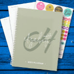 Agenda Monograma Semanal Mensal<br><div class="desc">Este planejador enquadrado em espiral apresenta uma inicial de monograma verde e seu primeiro nome em branco sobre um fundo verde sábio. Escolha SOFT ou COBRIR de DURO e a cor da sua coluna espiral. Inclui espaço de planejamento mensal e semanal, 60 páginas e 12 meses. Divertido para si mesmo...</div>