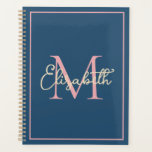 Agenda Monograma simples do Marinho de pré-disquete, cor-<br><div class="desc">Este planejador de calendário simples e moderno apresenta um monograma de pré-disquete em tons ricos de azul,  rosa e creme da meia-noite que você pode personalizar com sua escolha de nome e inicial.</div>