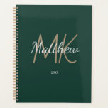 Agenda Monograma Verde Personalizado Nome Inicial Minimal<br><div class="desc">Personalize e adicione seu nome,  iniciais de monograma e ano. ouro e letras brancas. O nome é escrito com um script de estilo manuscrito.</div>