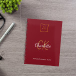 Agenda Monograma vermelho de logotipo, negócios modernos<br><div class="desc">Um fundo vermelho. Personalize e adicione o logotipo da sua empresa,  as iniciais do monograma,  o nome e o ano/título. Ouro e letras brancas. O logotipo da sua empresa na frente e atrás.</div>