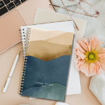 Agenda Montanhas Modernas | Paisagem do papel aquoso<br><div class="desc">Mantenha-se organizado e inspirado em nosso planejador personalizável, com um design moderno de montanhas, com uma sutil coloração d'água, em camadas de papel, tanto na frente quanto nos cobrir traseiros. Personalize-o com o seu nome e o ano para um planejador que é exclusivamente seu. Com amplo espaço para agendamento, tomada...</div>