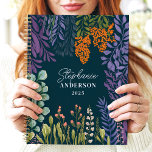 Agenda Moody Tropical Botanical Floral Nome Personalizado<br><div class="desc">Este belo design apresenta um arranjo botânico exuberante de folhagem vibrante e florais em tons de roxo, laranja, verde e creme, colocados contra um fundo rico de terra. O nome personalizado e o ano acrescentam um toque refinado, fazer perfeito para estudantes, profissionais ou entusiastas da natureza. Ideal para organizar tarefas...</div>