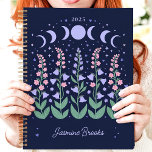 Agenda Moonlit Moon Phase Garden 2025 Nome Personalizado<br><div class="desc">Fugir para um jardim iluminado pela lua onde os sonhos florescem sob o brilho celeste. Este planejador encantador, adorado com fases da lua e flores florescentes, convida-vos a planejar o vosso ano sob as estrelas. Imaginem-se a juntar as vossas aspirações e compromissos no meio desta cena noturna tranquila. Personalize-o com...</div>