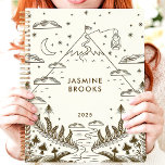 Agenda Mystical Mountain Journey 2025 - Nome Personalizad<br><div class="desc">Embarque numa jornada mística através do ano com esse planejador encantador. Um pico majestoso de montanha, adorado com detalhes celestes e um caminho sinuoso, convida vocês a explorar as profundezas de sua imaginação e planejar suas aventuras para 2025. Imaginem-se a juntar os vossos sonhos e compromissos sob os olhos atentos...</div>