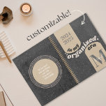 Agenda Na Minha Era Organizada, Planeador Funny Personali<br><div class="desc">Crie seu próprio planejador engraçado e motivacional! Personalize o modelo com o seu próprio ano, nome & inicial e citação no verso. Com um esquema neutro de cor de vassoura negra, acabamento com aflição suave, tipografia moderna moderna moderna moderna, e arcos retrorreflectores simples de abstrato, vocês serão organizados em estilo!...</div>