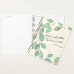 Agenda Na moda Eucalyptus Watercolor Nome Personalizado 2<br><div class="desc">Este planejador de 2025, semanal e mensal, com na moda, apresenta uma bela ilustração de eucalipto com aquarelas, combinada com uma elegante letra de script, para uma aparência de eterno. Perfeito para mantê-lo organizado o ano todo, ele oferece amplo espaço para planejamento, enquanto o formato sem data permite que você...</div>