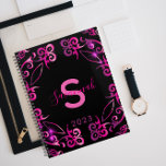 Agenda Na moda Glam Elegante Barroco Negro E Rosa 2023<br><div class="desc">Design personalizada moderna de tendências,  apresentando uma borda barroca metálica rosada e brilhante sobre um fundo negro. O texto é totalmente personalizável.</div>