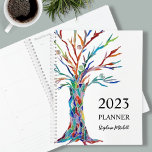 Agenda Na moda personalizado<br><div class="desc">Este Planejador exclusivo apresenta uma árvore de mosaicos colorida. Facilmente personalizável com seu nome e ano. Use a Ferramenta Design para alterar o tamanho, o estilo ou a cor do texto. Porque nós criamos a nossa trabalho de arte, você não encontrará esta imagem exata de outros designers. Mosaico original ©...</div>