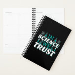 Agenda Na Science We Trust Cote - Professor<br><div class="desc">Na citação de Science We Trust. A ciência bonita, artística, engraçada fala com uma reviravolta religiosa. Arte tem microscópio e equipamento experimental de frasco para professora de ciências masculina ou feminina. > Use para a apreciação de professores de Ciência, Química, Biologia ou geek de Física, ou crianças nerd de cientistas....</div>