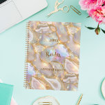 Agenda neige gold agate holographic name 2025<br><div class="desc">Organize sua vida com elegância e talento usando nosso Planejador Espiral Agate Sparkle Personalizado Dourado. Perfeito para a escola, uso pessoal ou planejamento de negócios, este planejador surpreendente foi projetado para ajudá-lo a ficar no topo de sua agenda e, ao mesmo tempo, adicionar um pouco de luxo à sua rotina...</div>