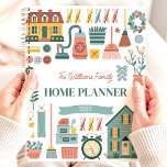 Agenda Nome da Família Personalizada das Tarefas Doméstic<br><div class="desc">Este encantador design apresenta um tema inspirado por retrorreflectores das tarefas domésticas, com ilustrações do estilo vintage de vassouras, vácuo, casas e flores em cores suaves. O nome personalizado e o texto "Planejador Doméstico 2025" fazem dele um complemento funcional e na moda para qualquer casa. Ideal para famílias, donas de...</div>