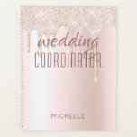 Agenda Nome da Glitter Chic Girly, Coordenadora de Casame<br><div class="desc">Este na moda apresenta o texto "coordenador do casamento" em um roteiro elegante em um fundo brilhante de cor rosa-macia. Perfeito para aqueles que planejam um casamento #stationery #dom #presentes #presentes #presentes #personalizedgifts #casamento #casamento #noiva #coordenadora #personalizada #nome #personalizado #plano #planejador #organizador #organizador #organizador #organizador</div>