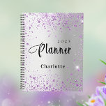 Agenda Nome da lente violeta da lavanda de prata 2024<br><div class="desc">Um fundo metálico de aspecto fino prateado decorado com pó de brilho violeta roxo. Personalize e adicione um nome e ano.</div>