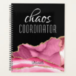 Agenda Nome da Mármore Dourada Rosa Girly Coordenadora do<br><div class="desc">Um design moderno apresenta o texto "coordenador do caos" em tipografia branca sobre fundo preto com uma mármore rosa, roxo e dourado com seu nome personalizado. Perfeito para aquela mãe ocupada, professora, gerente de esportes ou chefe de trabalho. #patrão #escritório #trabalho #coordenador #esporte #namorada #patrocinadora #personalizada #presentes personalizados #presentes #presentes...</div>