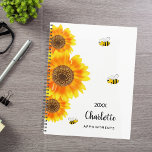 Agenda Nome das abelhas do girassol<br><div class="desc">Mantenha-se organizado em estilo com o nosso Planador Personalizado de Girassol e Espiral de Abelhas. Apresentando um maravilhoso design de girassóis vibrantes e coloridos de água em um fundo branco nítido, este planejador adiciona um toque de capricho e charme à sua organização diária. Adorado com três grandes girassóis de cor...</div>