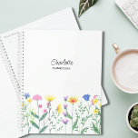 Agenda Nome de Script Personalizado do Wildflower<br><div class="desc">Este planificador floral é decorado com flores silvestres desenhadas à mão e tipografia de na moda. Facilmente personalizável com seu nome e ano. Use a Ferramenta Design para alterar o tamanho,  o estilo ou a cor do texto. Desenho original © Michele Davies.</div>