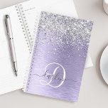 Agenda Nome do Monograma da Glitter de Prata Metálica Bru<br><div class="desc">Personalize facilmente esse design de planejador de chico moderno com brilho bonito prateado em um fundo metálico roxo escovado.</div>