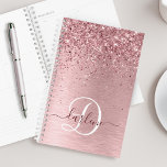 Agenda Nome do Monograma da Lâmina Rosa Bruta de Metal Gl<br><div class="desc">Personalize facilmente esse design de planejador de chic moderno com brilho bonito rosado e rosado em um fundo metálico roxo e roxo.</div>