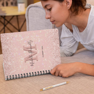 Agenda Nome do Monograma da Lente Rosa Moderna 2026